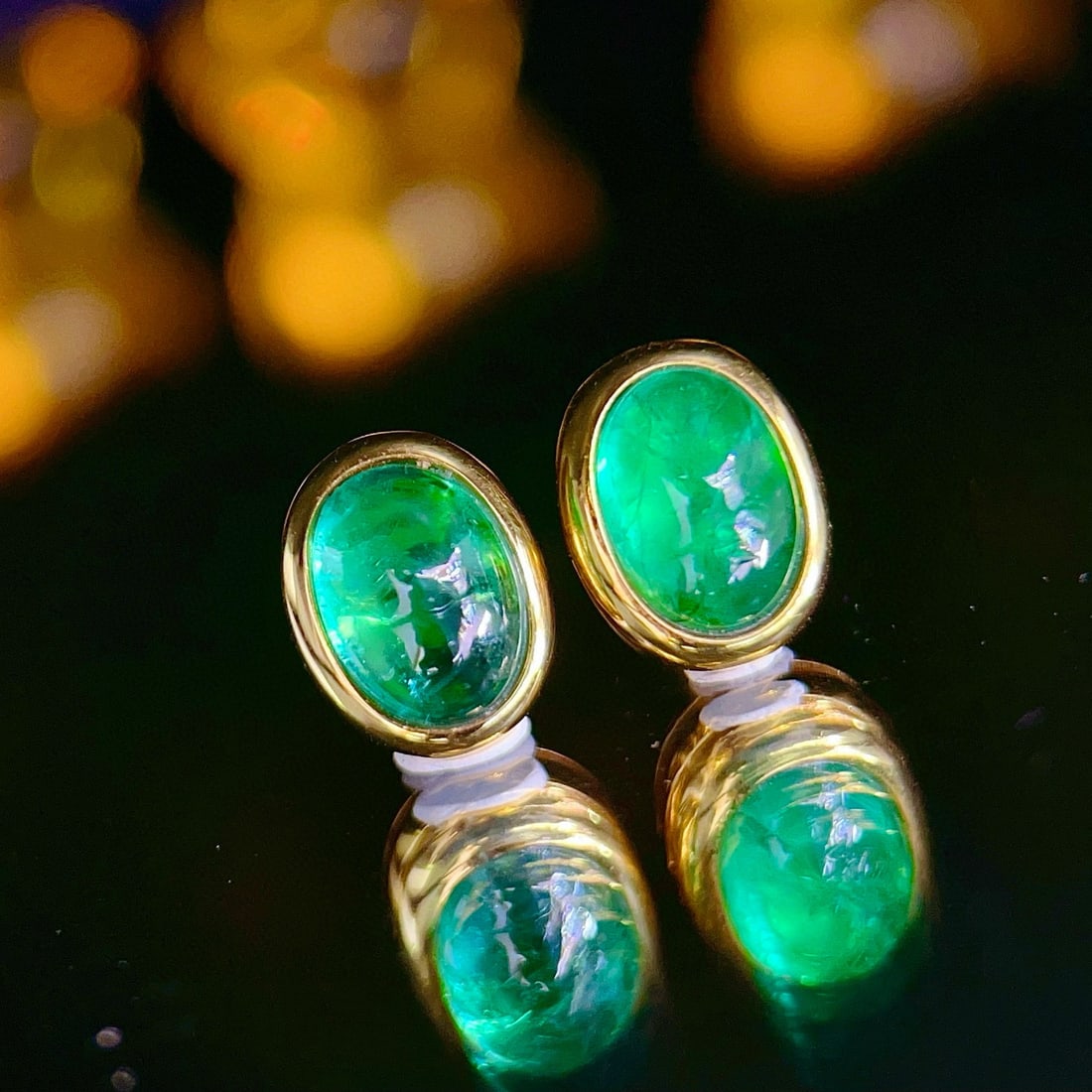 14k Gold 2.1 Ct Natural Emerald Earrings: Ref:231080207 // gold content:14k gold // main gemstone:emerald // shape:oval // carat weight:2. 1ct // color:green // treatment:natural // High Estimate: 5300 Low Estimate: 3500 Condition: New