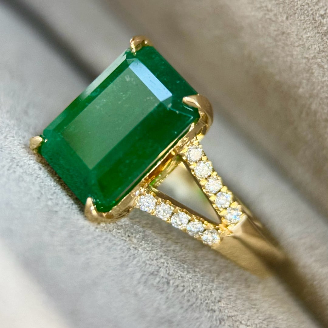 14k Gold 3.97 Ctw Vivid Green Natural Emerald & Diamond Ring: Ref:231080213 // gold content:14k gold // ring size:7. 25us // // main gemstone:emerald // shape:octagonal // carat weight:3. 78ct // color:vivid green // treatment:natural // // adjacent gemstone 2 :