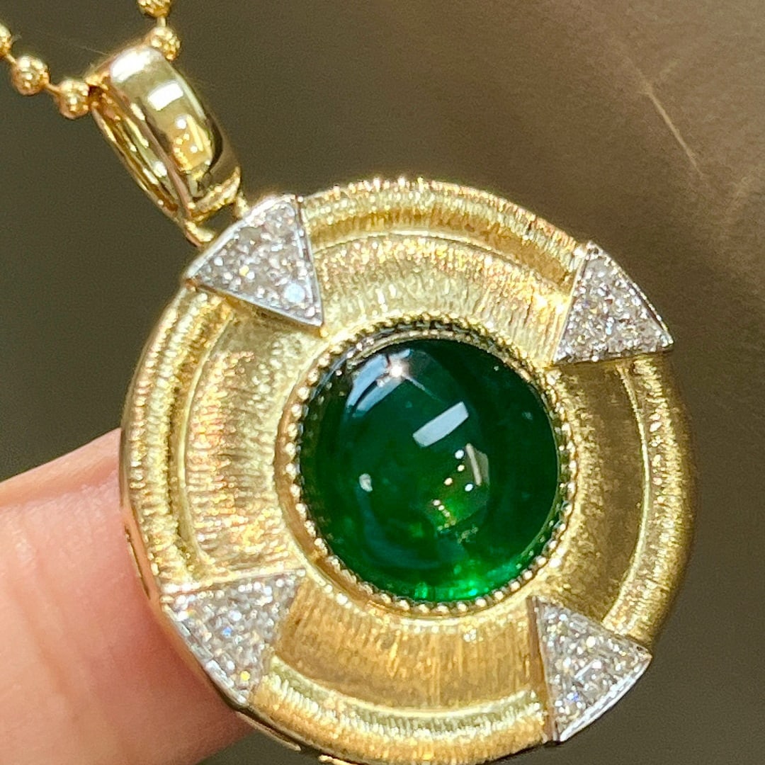 14k Gold 5.29 Ctw Vivid Green Natural Emerald & Diamond Pendant( Without Chain ): Ref:231080220 // gold content:14k gold // main gemstone:emerald // shape:round // carat weight:5. 09ct // color:vivid green // treatment:natural // cut grade:g // // adjacent gemstone 2 : diamond //