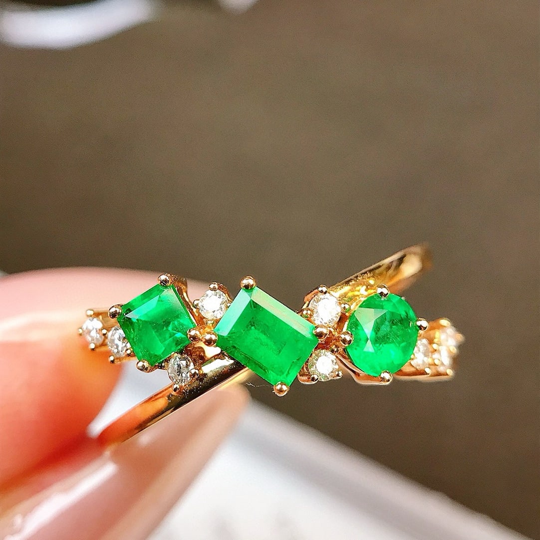 14k Gold 0.72 Ctw Vivid Green Natural Emerald & Diamond Ring: Ref:231080228 // gold content:14k gold // ring size:7. 25us // // main gemstone:emerald // shape:multiple // carat weight:0. 61ct // color:vivid green // treatment:natural // // adjacent gemstone 2 :