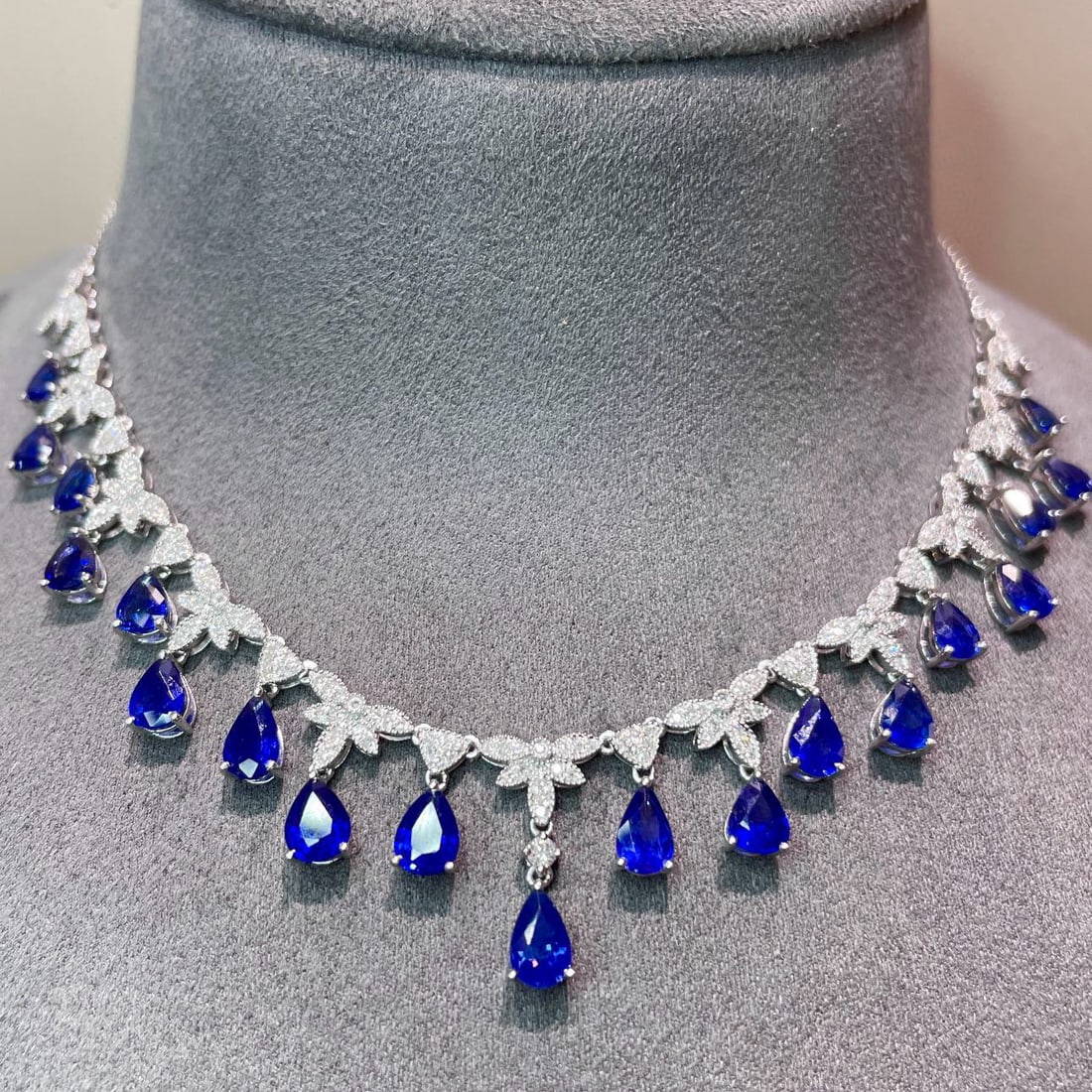 14k Gold 7 Ct Natural Sapphire & Diamond Necklace: Ref:231080261 // gold content:14k gold // main gemstone:sapphire // shape:pear // carat weight:7ct // color:royal blue // treatment:natural // // adjacent gemstone 2 : diamond // shape:round //