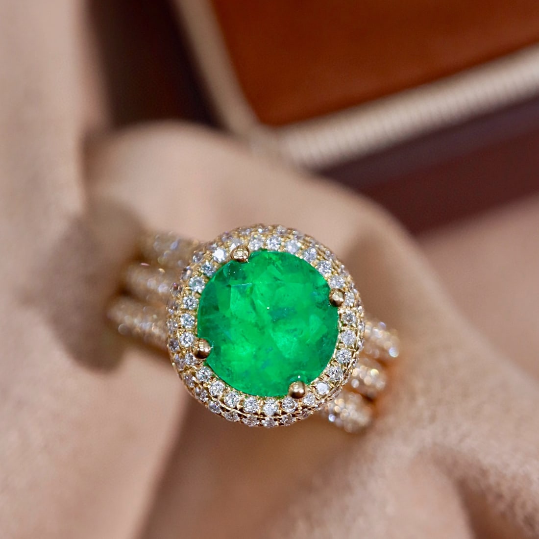 14k Gold 2.80 Ctw Vivid Green Natural Emerald & Diamond Ring - 5