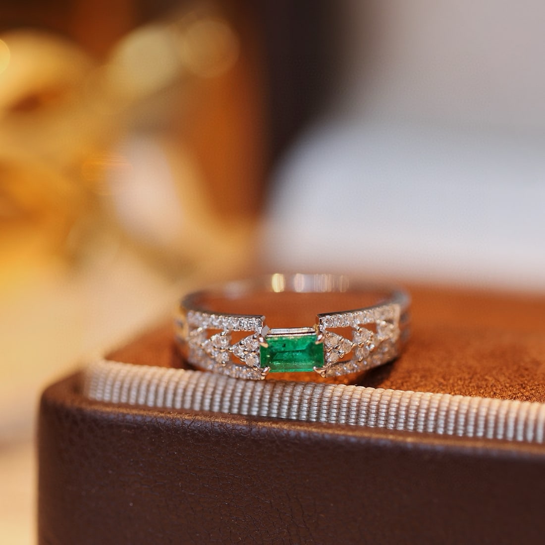 14k Gold 0.59 Ctw Vivid Green Natural Emerald & Diamond Ring - 2