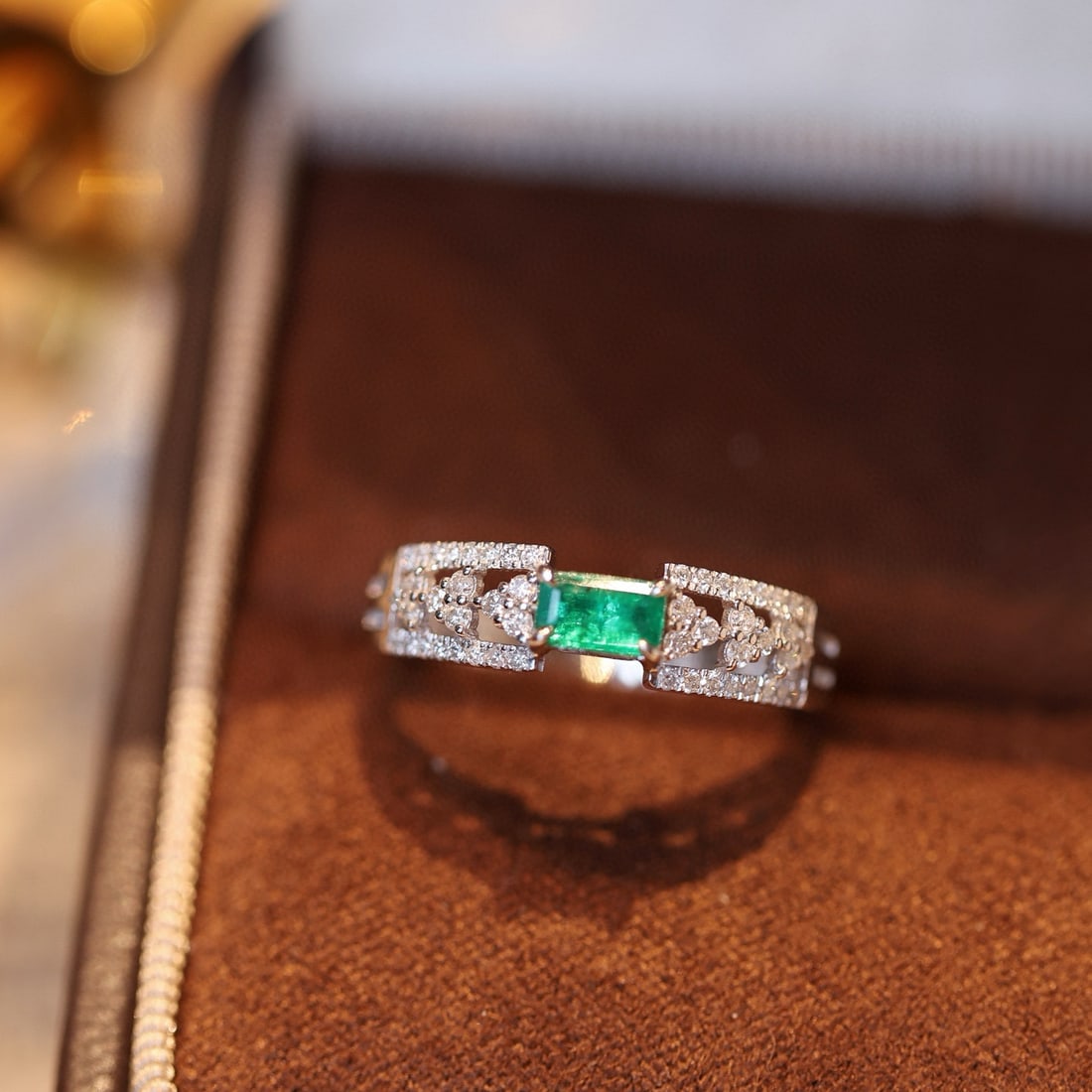 14k Gold 0.59 Ctw Vivid Green Natural Emerald & Diamond Ring - 3