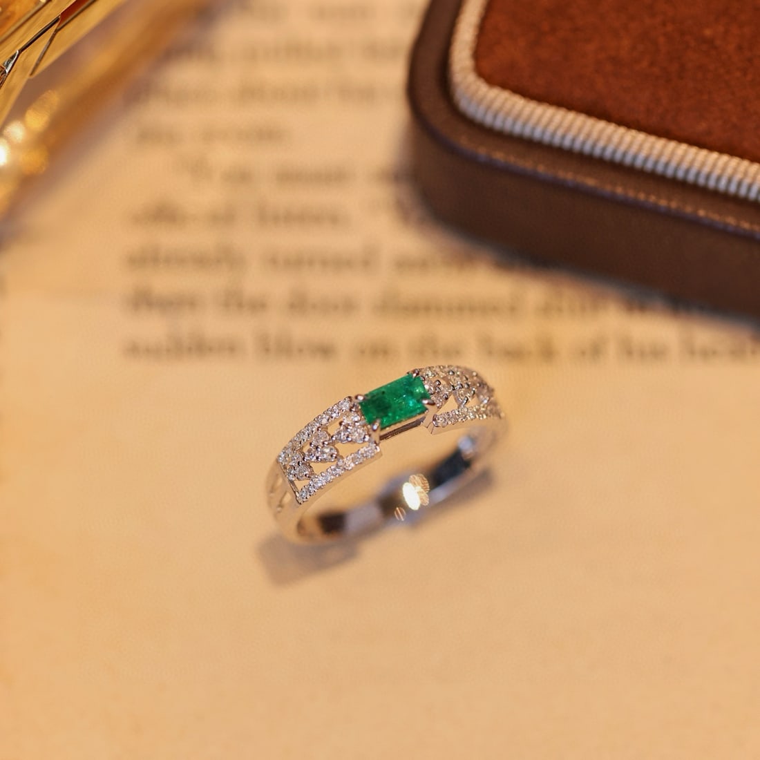 14k Gold 0.59 Ctw Vivid Green Natural Emerald & Diamond Ring - 4