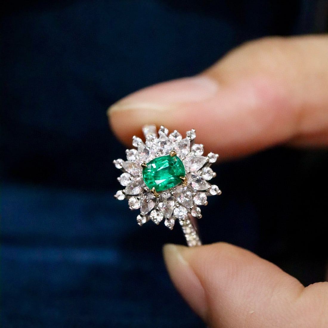 14k Gold 0.66 Ctw Vivid Green Natural Emerald & Diamond Ring - 2