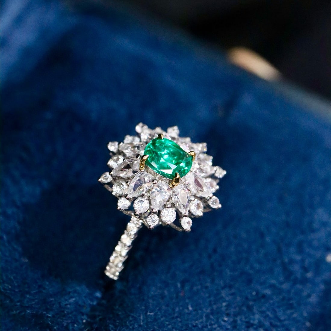 14k Gold 0.66 Ctw Vivid Green Natural Emerald & Diamond Ring - 3