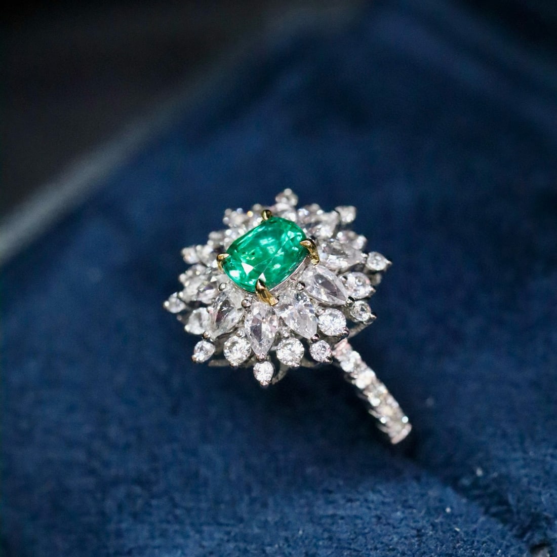 14k Gold 0.66 Ctw Vivid Green Natural Emerald & Diamond Ring - 4