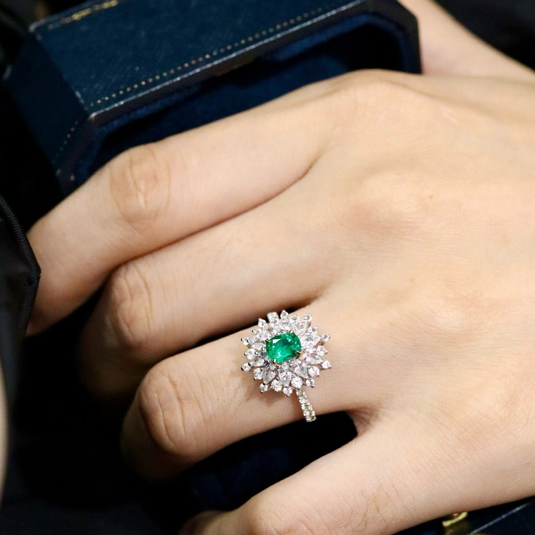 14k Gold 0.66 Ctw Vivid Green Natural Emerald & Diamond Ring - 6