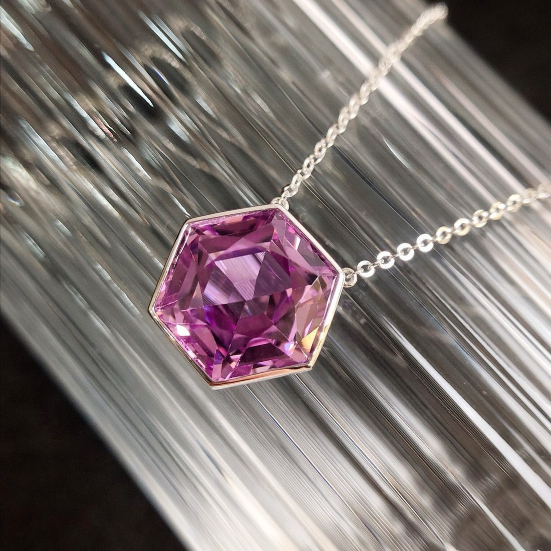 14k Gold 12.72 Ct Natural Kunzite Necklace: Ref:231080272 // gold content:14k gold // main gemstone:kunzite // shape:hexagonal // carat weight:12. 72ct // color:purple // treatment:natural // High Estimate: 6600 Low Estimate: 4400 Condition: