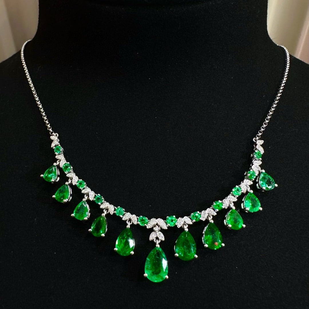 14k Gold 5.15 Ctw Vivid Green Natural Emerald & Diamond Necklace: Ref:231080273 // gold content:14k gold // main gemstone:emerald // shape:pear // carat weight:4. 86ct // color:vivid green // treatment:natural // // adjacent gemstone 2 : diamond // shape:round // ca