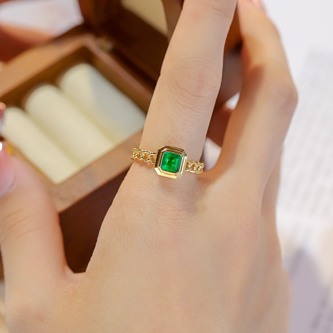 14k Gold 0.38 Ct Vivid Green Natural Emerald Ring - 4