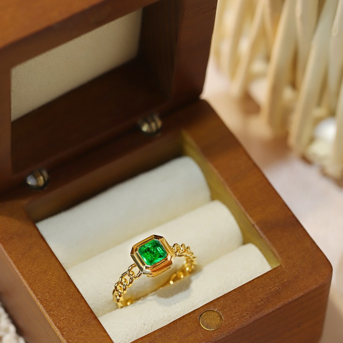 14k Gold 0.38 Ct Vivid Green Natural Emerald Ring - 5