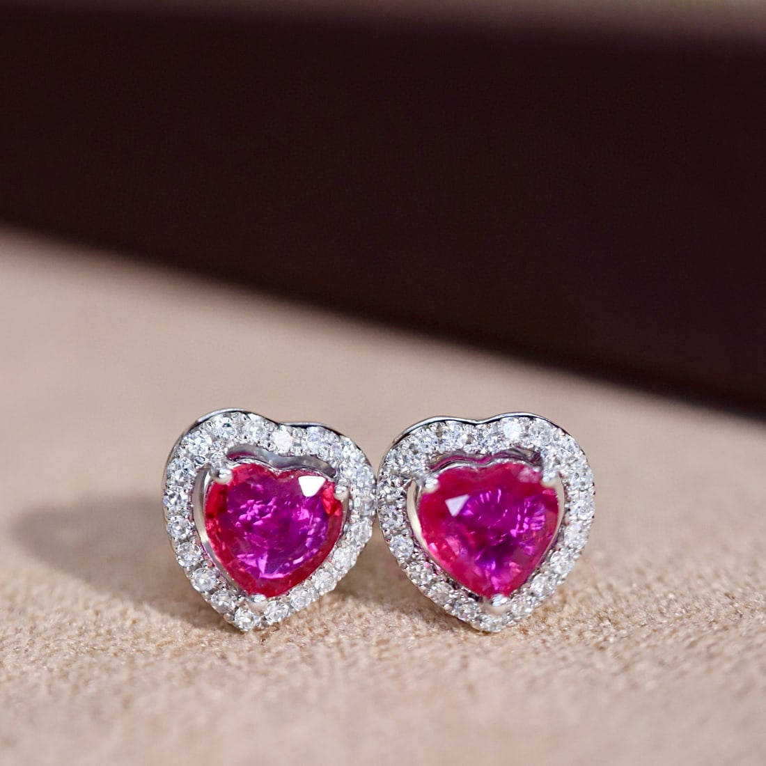 14k Gold 0.78 Ctw Natural Ruby & Diamond Earrings: Ref:231080303 // gold content:14k gold // main gemstone:ruby // shape:heart // carat weight:0. 7ct // color:red // treatment:natural // // adjacent gemstone 2 : diamond // shape:round // carat