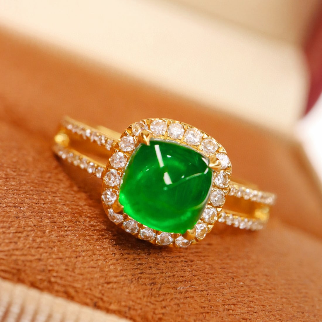 14k Gold 1.68 Ctw Vivid Green Natural Emerald & Diamond Ring: Ref:231080313 // gold content:14k gold // ring size:7. 25us // // main gemstone:emerald // shape:sugar-loaf // carat weight:1. 40ct // color:vivid green // treatment:natural // // adjacent gemstone 2 