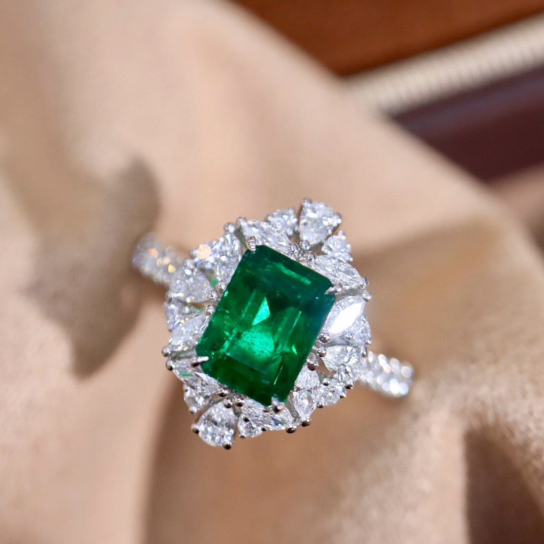 14k Gold 2.16 Ctw Vivid Green Natural Emerald & Diamond Ring: Ref:231080315 // gold content:14k gold // ring size:7. 25us // // main gemstone:emerald // shape:octagonal // carat weight:1. 40ct // color:vivid green // treatment:natural // // adjacent gemstone 2 :