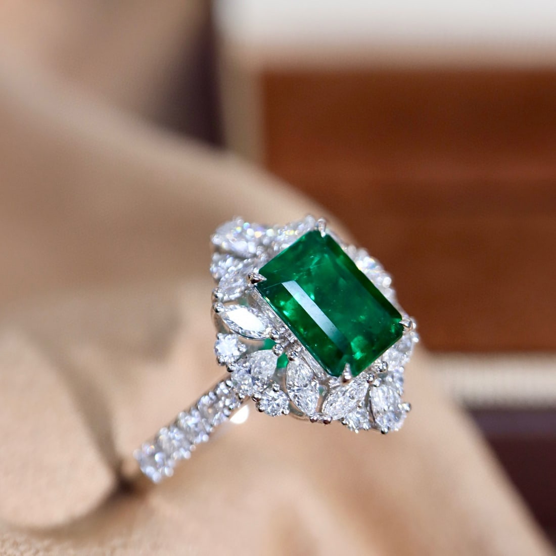 14k Gold 2.16 Ctw Vivid Green Natural Emerald & Diamond Ring - 3