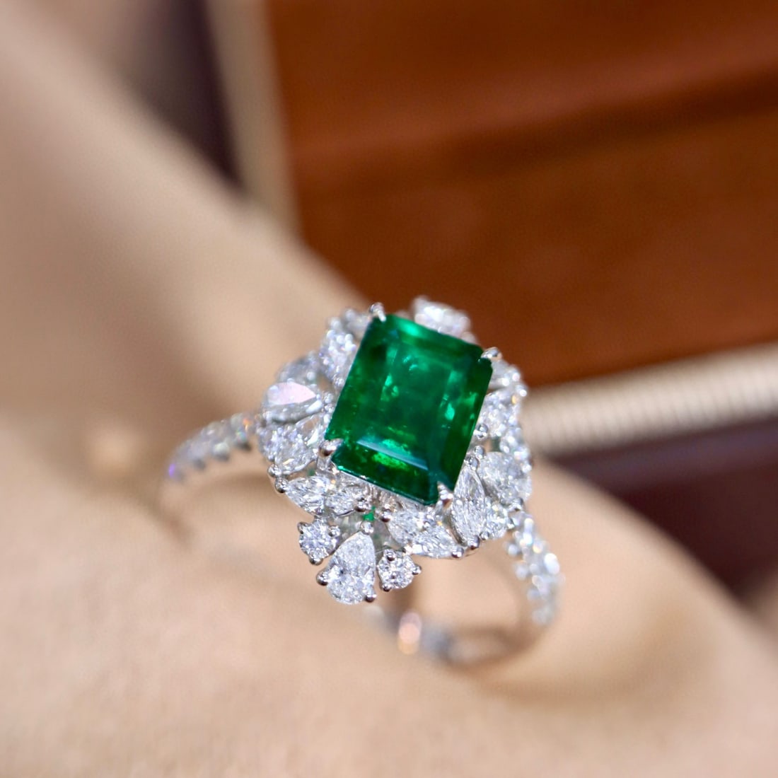 14k Gold 2.16 Ctw Vivid Green Natural Emerald & Diamond Ring - 4