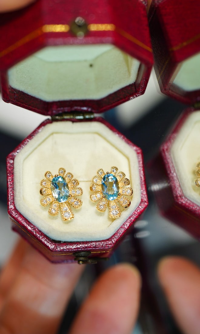 14k Gold 0.8 Ct Natural Aquamarine & Diamond Earrings: Ref:231080325 // gold content:14k gold // main gemstone:aquamarine // shape:oval // carat weight:0. 8ct // color:blue // treatment:natural // // adjacent gemstone 2 : diamond // shape:round //