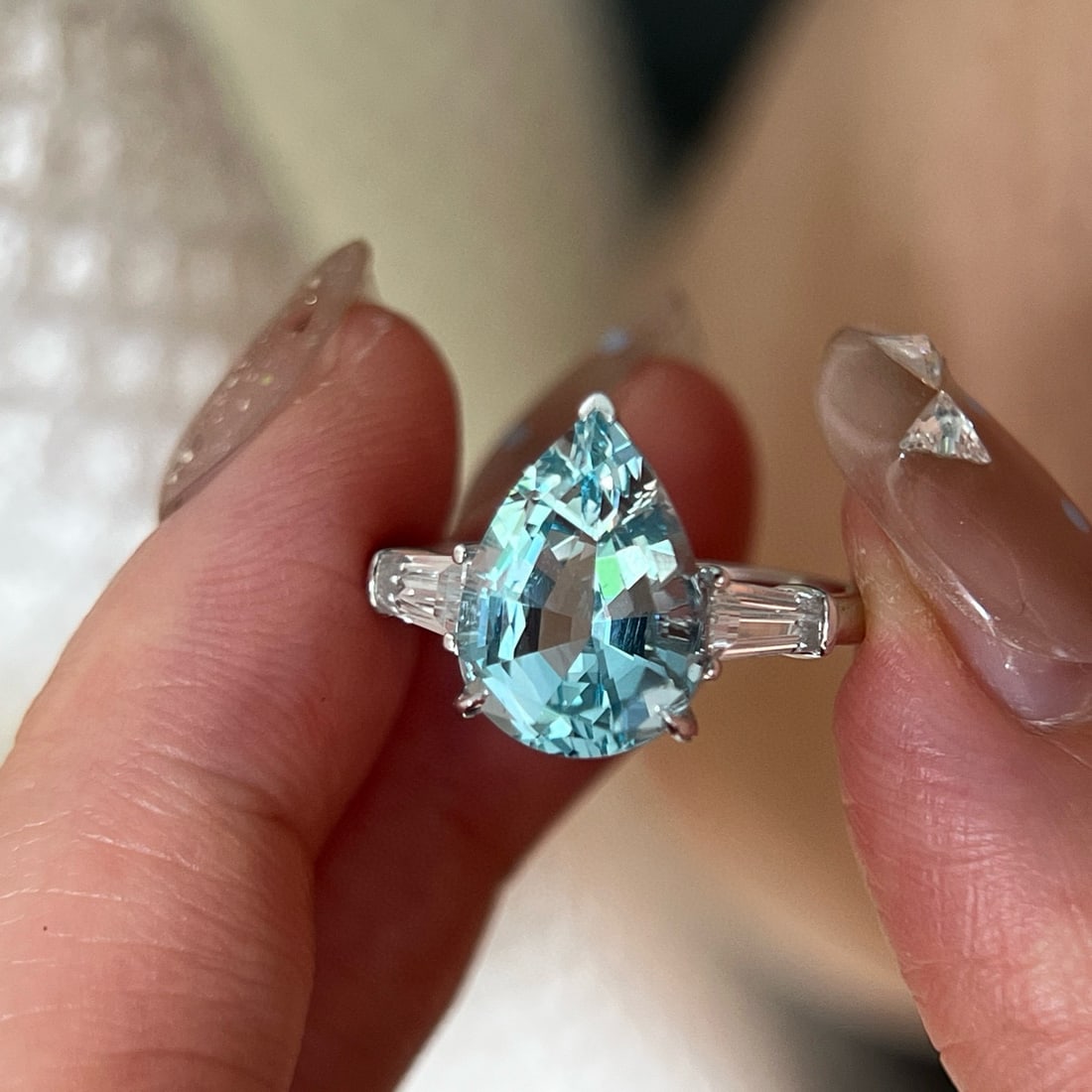 14k Gold 3.82 Ctw Natural Aquamarine & Topaz Ring: Ref:231080334 // gold content:14k gold // ring size:7. 25us // // main gemstone:aquamarine // shape:pear // carat weight:3. 29ct // color:blue // treatment:natural // // adjacent gemstone 2 : topaz