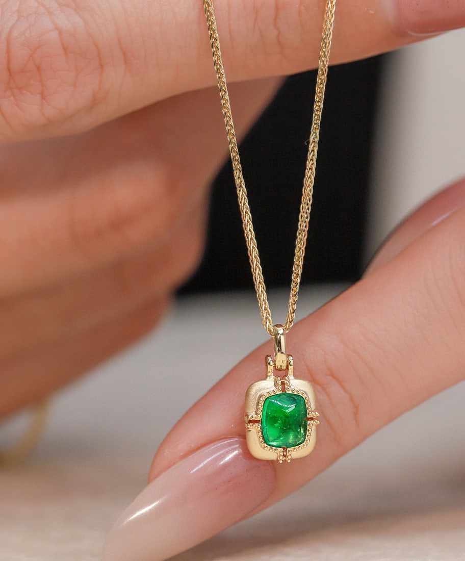 14k Gold 0.44 Ct Vivid Green Natural Emerald Pendant( Without Chain ): Ref:231080338 // gold content:14k gold // main gemstone:emerald // shape:sugar-loaf // carat weight:0. 44ct // color:vivid green // treatment:natural // High Estimate: 3100 Low Estimate: 2100