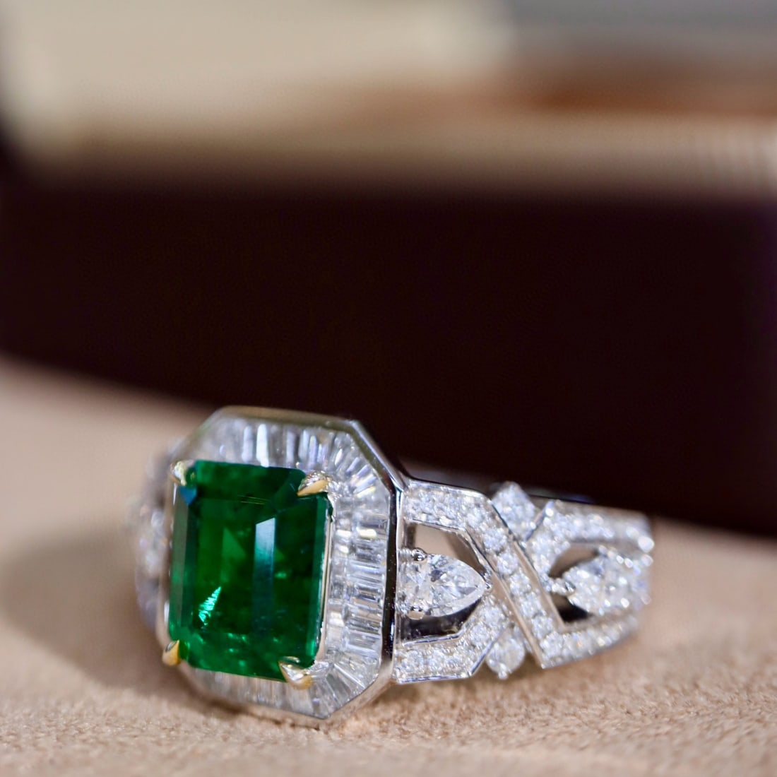 14k Gold 2.17 Ctw Vivid Green Natural Emerald & Diamond Ring - 3