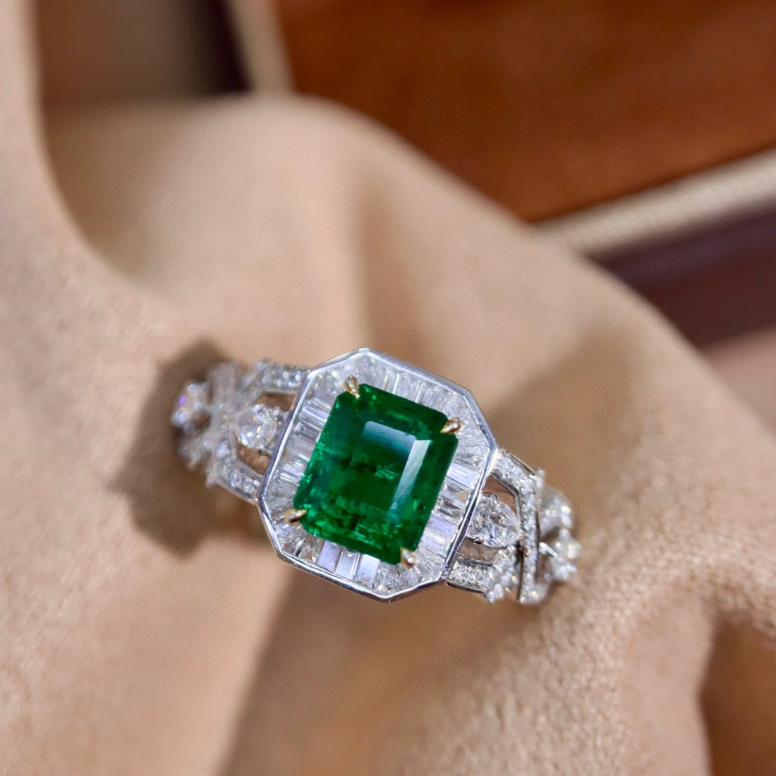 14k Gold 2.17 Ctw Vivid Green Natural Emerald & Diamond Ring - 5