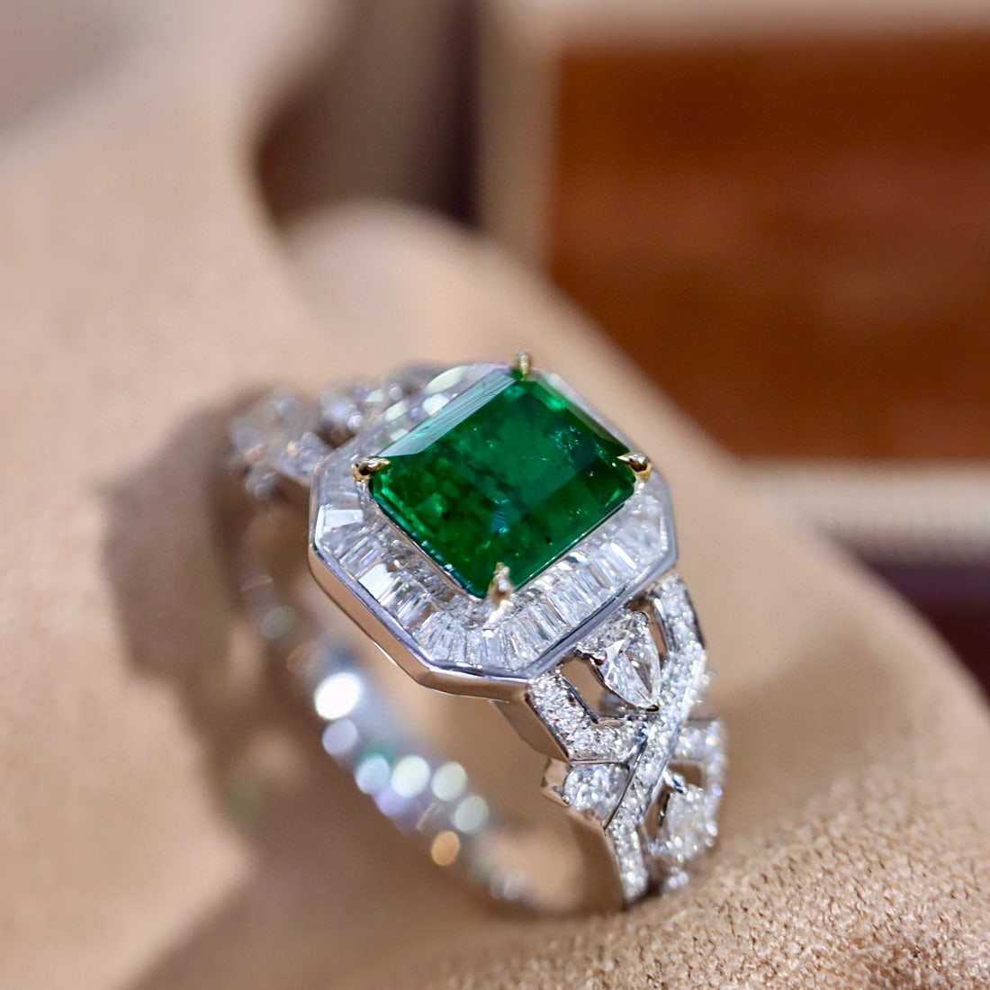 14k Gold 2.17 Ctw Vivid Green Natural Emerald & Diamond Ring - 6