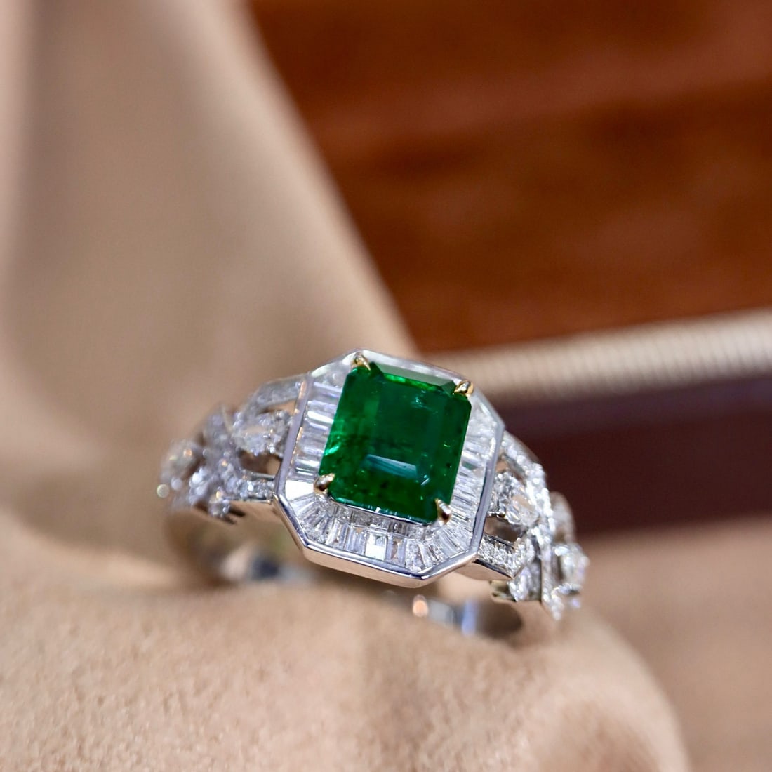 14k Gold 2.17 Ctw Vivid Green Natural Emerald & Diamond Ring - 8