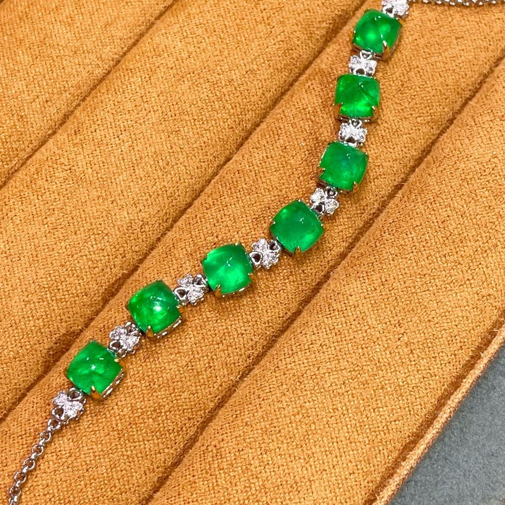 14k Gold 7.71 Ct Vivid Green Natural Emerald & Diamond Bracelet: Ref:231080356 // gold content:14k gold // main gemstone:emerald // shape:sugar-loaf // carat weight:7. 71ct // color:vivid green // treatment:natural // // adjacent gemstone 2 : diamond // number of