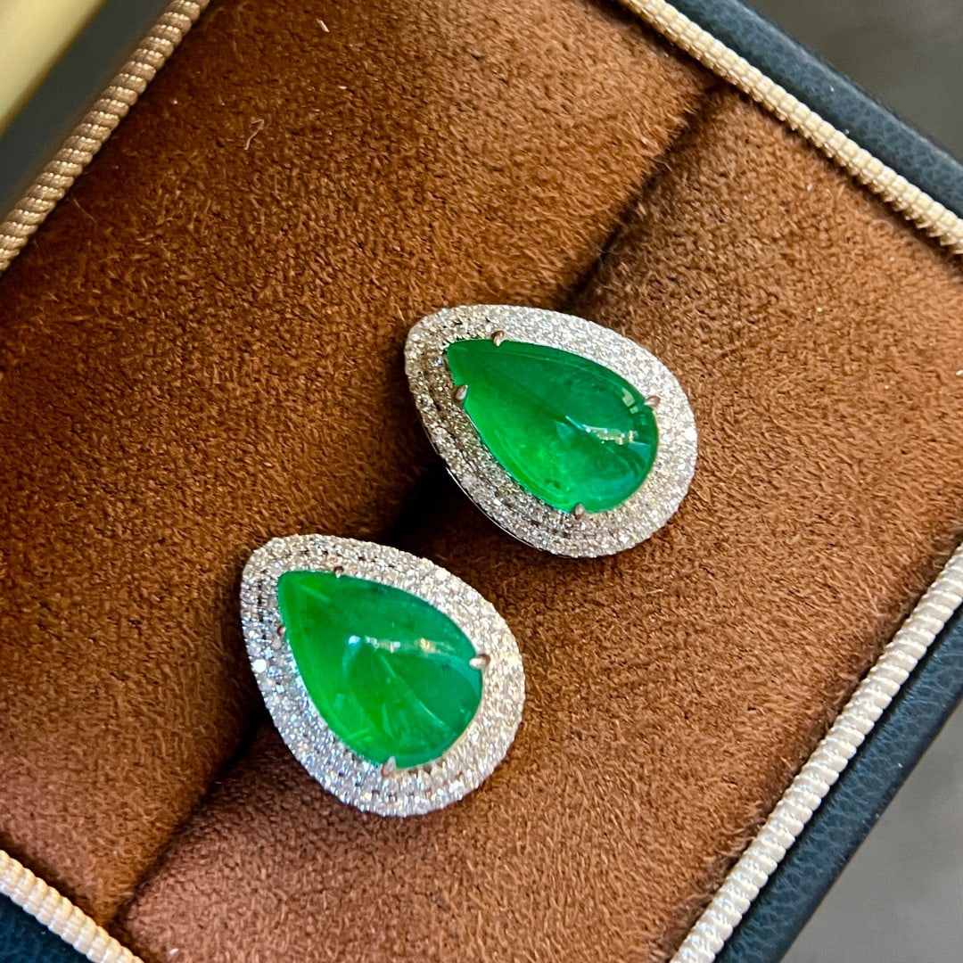 14k Gold 7.67 Ctw Vivid Green Natural Emerald & Diamond Earrings: Ref:231080360 // gold content:14k gold // main gemstone:emerald // shape:pear // carat weight:6. 98ct // color:vivid green // treatment:natural // // adjacent gemstone 2 : diamond // shape:round // ca