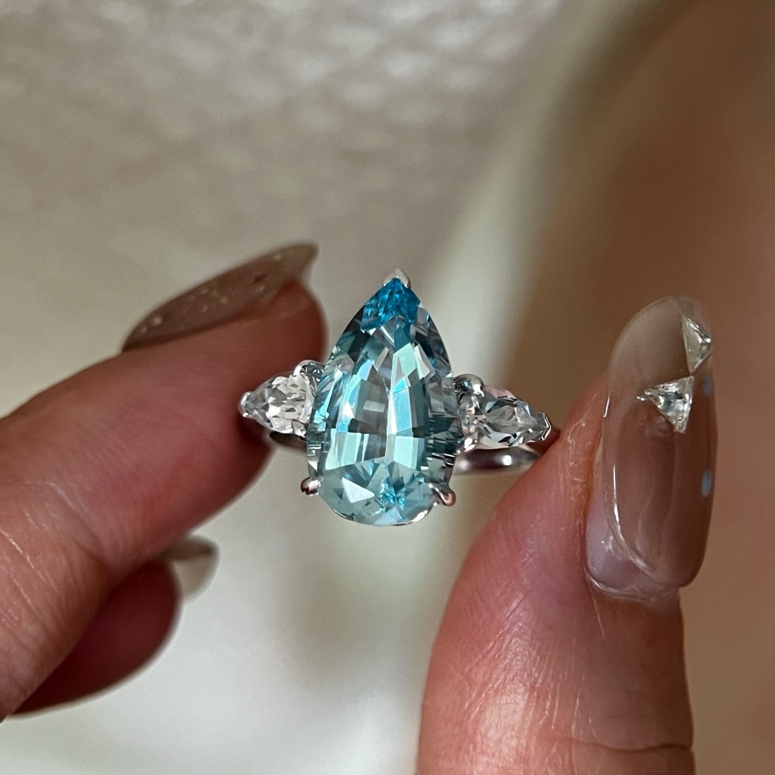 14k Gold 4.60 Ctw Natural Aquamarine & Topaz Ring: Ref:231080363 // gold content:14k gold // ring size:7. 25us // // main gemstone:aquamarine // shape:pear // carat weight:3. 64ct // color:blue // treatment:natural // // adjacent gemstone 2 : topaz