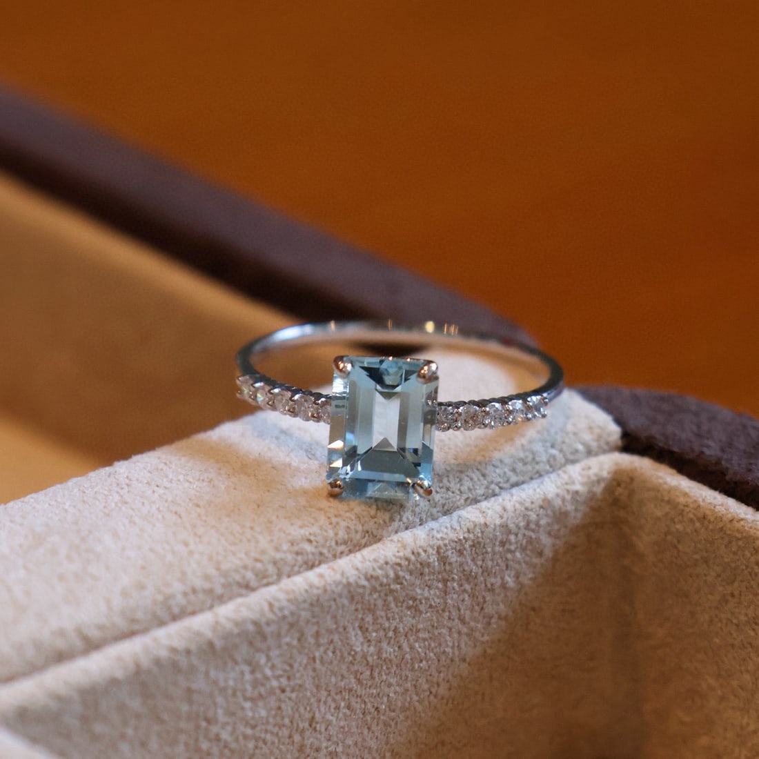 14k Gold 1.4 Ct Natural Aquamarine & Diamond Ring: Ref:231080375 // gold content:14k gold // ring size:7. 25us // // main gemstone:aquamarine // shape:octagonal // carat weight:1. 4ct // color:blue // treatment:natural // // adjacent gemstone 2 :