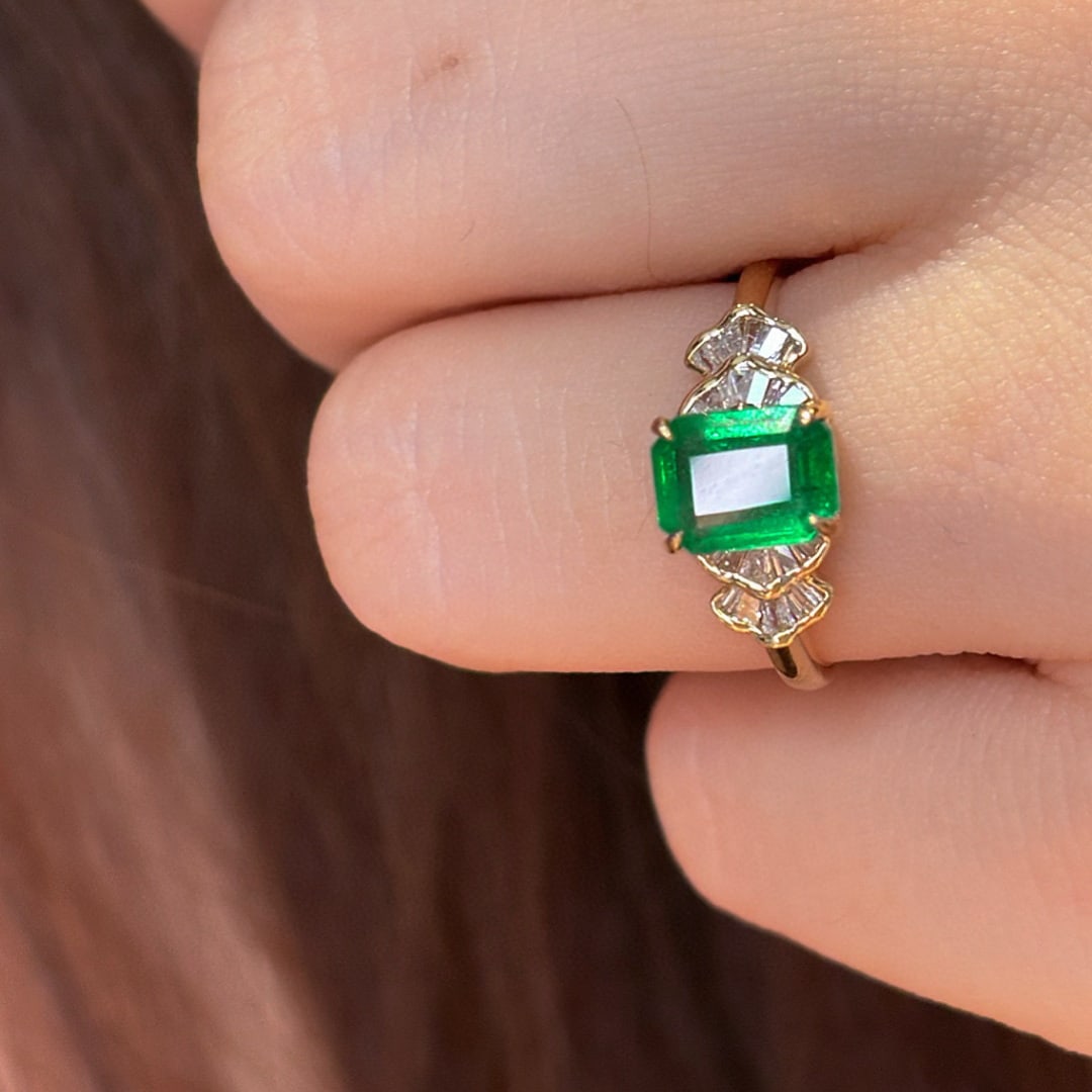 14k Gold 1.31 Ct Vivid Green Natural Emerald & Diamond Ring: Ref:231080384 // gold content:14k gold // ring size:7. 25us // // main gemstone:emerald // shape:octagonal // carat weight:1. 31ct // color:vivid green // treatment:natural // // adjacent gemstone 2