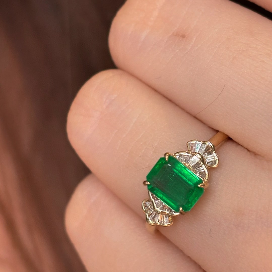 14k Gold 1.31 Ct Vivid Green Natural Emerald & Diamond Ring - 4