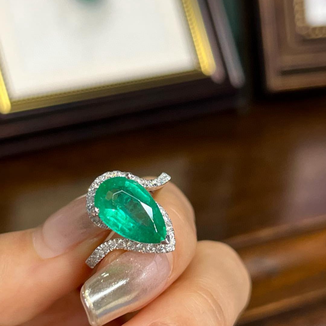 14k Gold 4.09 Ctw Vivid Green Natural Emerald & Diamond Ring - 6