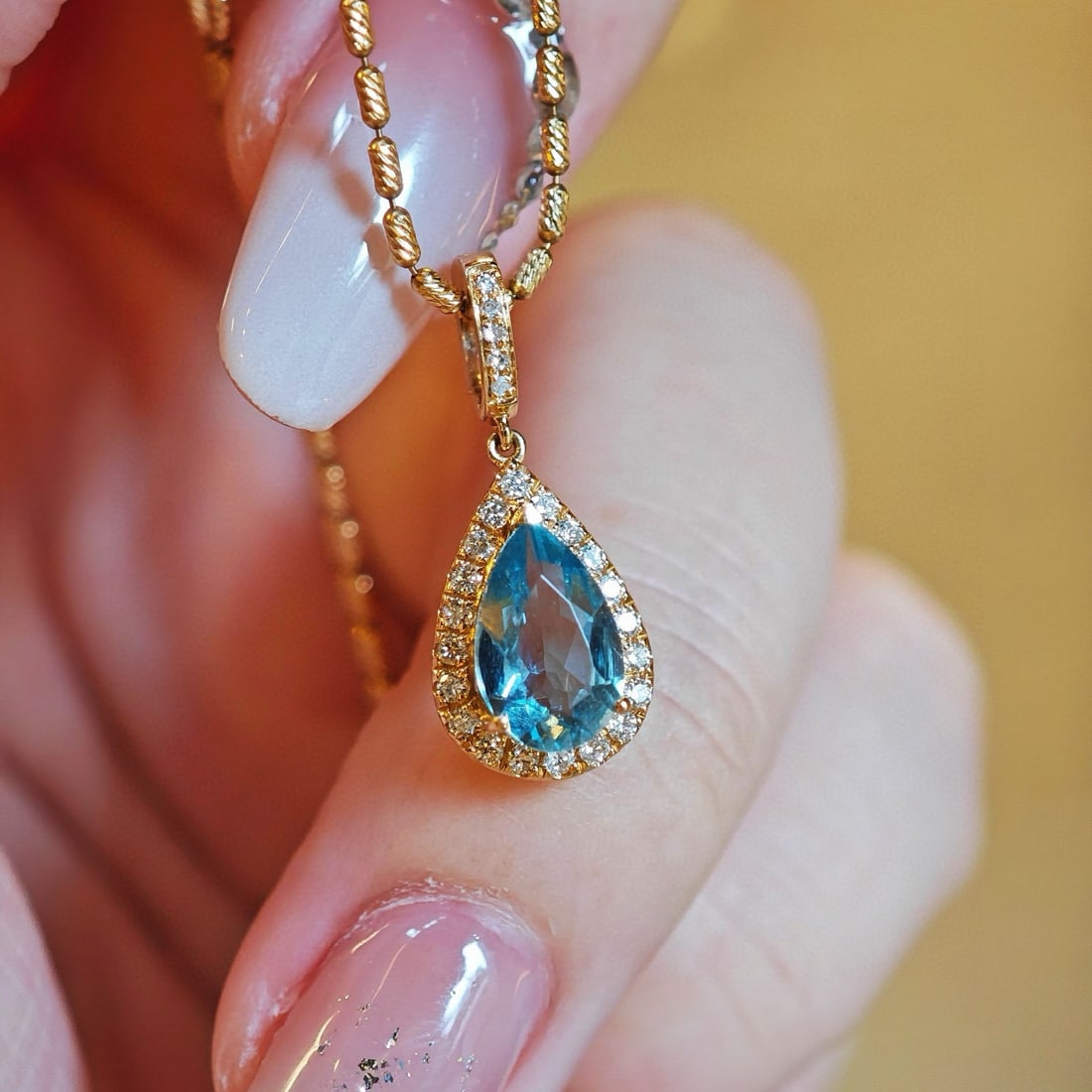 14k Gold 1 Ct Natural Aquamarine & Diamond Pendant( Without Chain ): Ref:231080410 // gold content:14k gold // main gemstone:aquamarine // shape:pear // carat weight:1ct // color:blue // treatment:natural // // adjacent gemstone 2 : diamond // shape:round // clarity gr