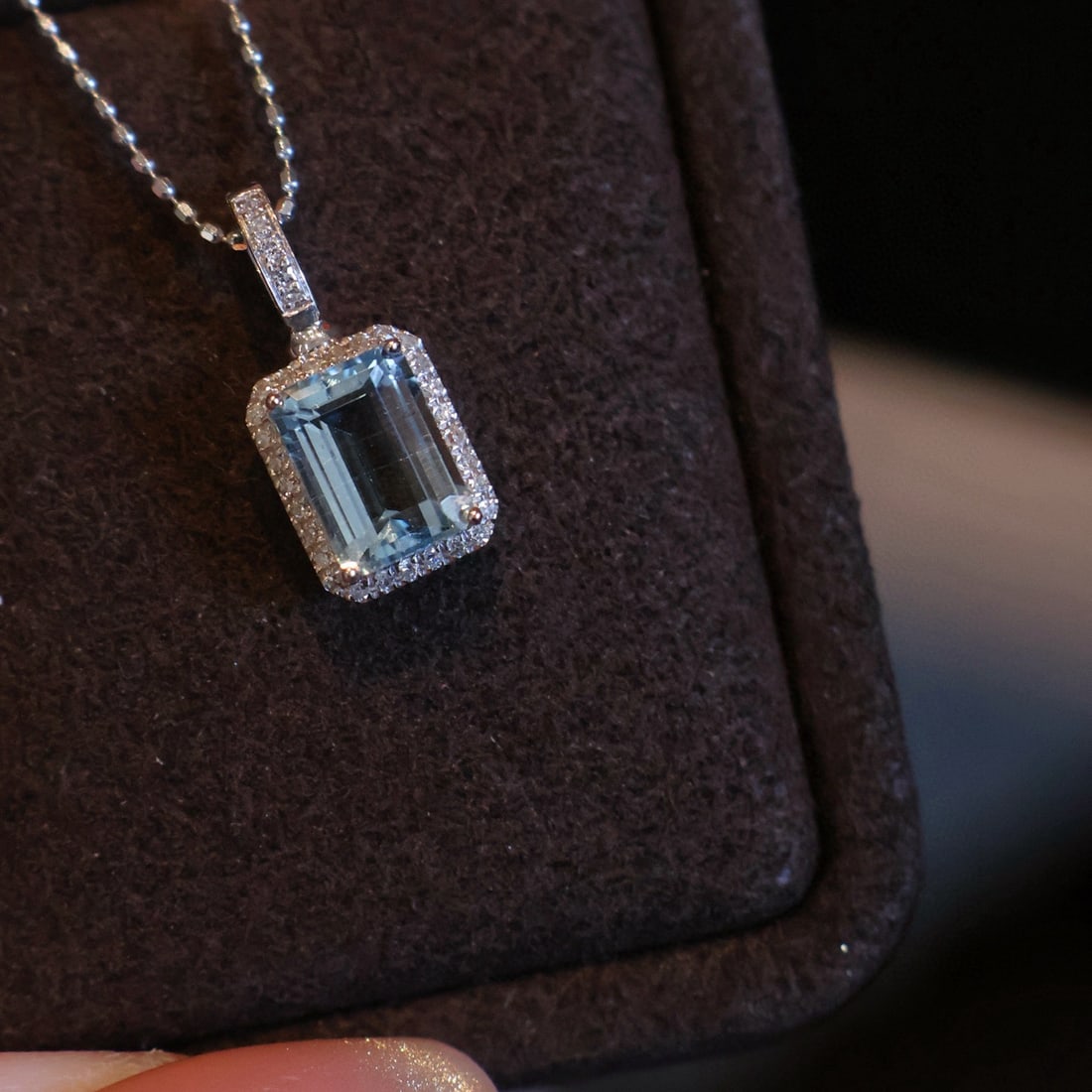 14k Gold 1.1 Ct Natural Aquamarine & Diamond Pendant( Without Chain ): Ref:231080419 // gold content:14k gold // main gemstone:aquamarine // shape:octagonal // carat weight:1. 1ct // color:blue // treatment:natural // // adjacent gemstone 2 : diamond // shape:round //
