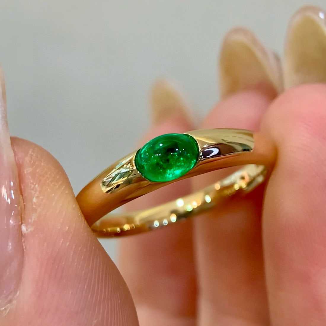14k Gold 0.42 Ct Vivid Green Natural Emerald Ring: Ref:231080423 // gold content:14k gold // ring size:7. 25us // // main gemstone:emerald // shape:oval // carat weight:0. 42ct // color:vivid green // treatment:natural // High Estimate: 5000