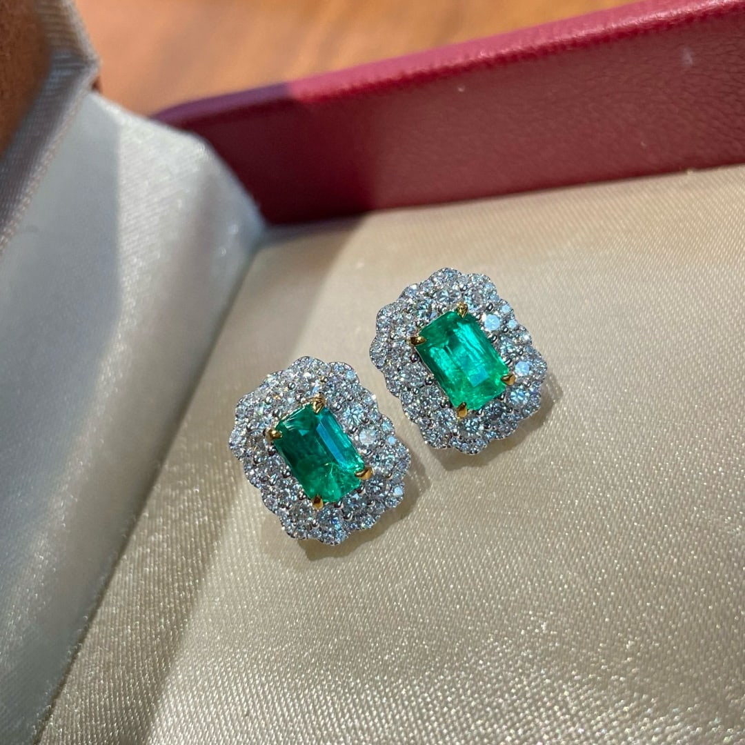 14k Gold 1.05 Ct Vivid Green Natural Emerald & Diamond Earrings: Ref:231080430 // gold content:14k gold // main gemstone:emerald // shape:octagonal // carat weight:1. 05ct // color:vivid green // treatment:natural // // adjacent gemstone 2 : diamond // shape:round 