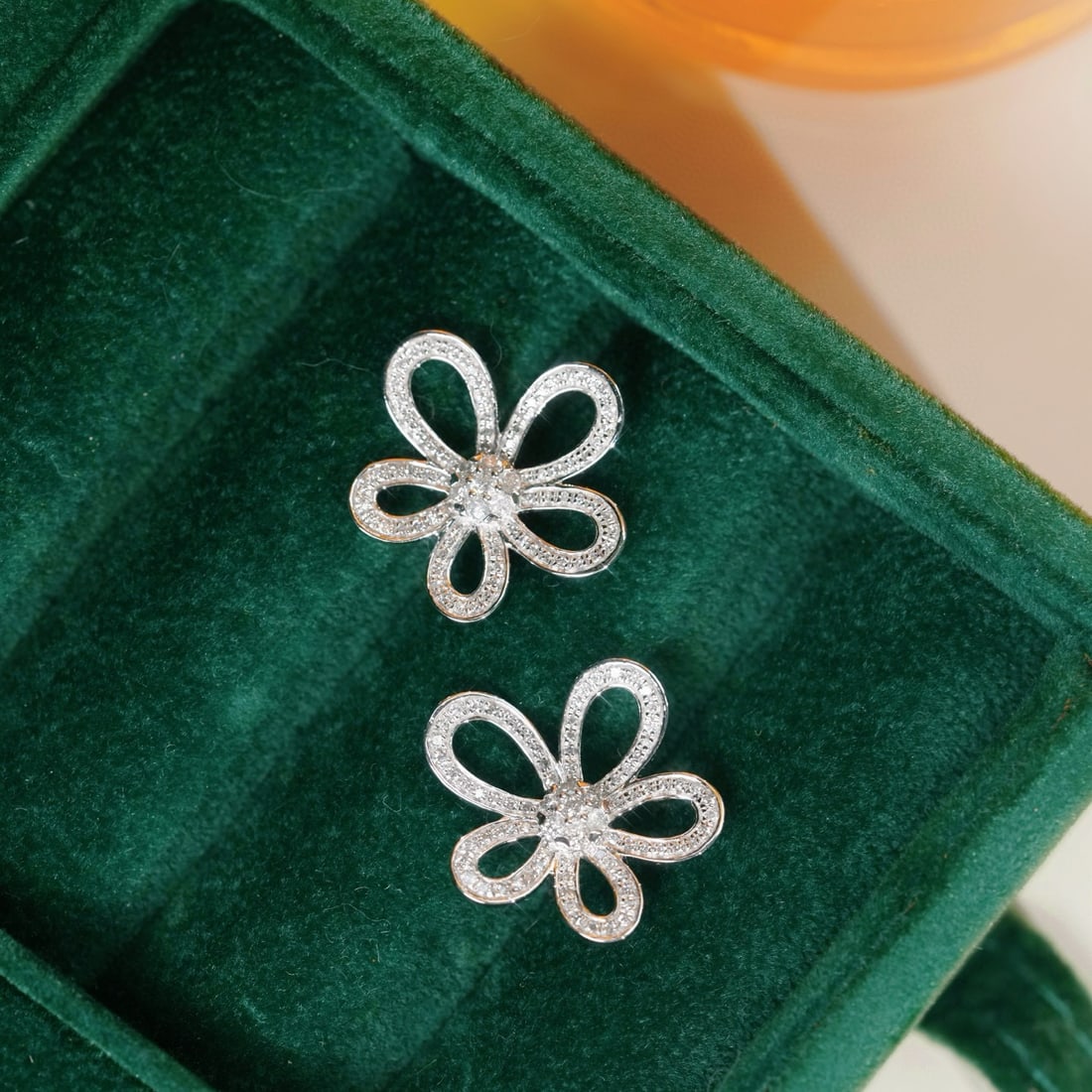 14k Gold 0.60 Ct Natural H Diamond & Flowers Earrings: Ref:231080446 // gold content:14k gold // main gemstone:diamond // shape:round // carat weight:0. 60ct // clarity grade:vs-si // color:h // treatment:natural // cut grade:g // Low Estimate: 2600 High