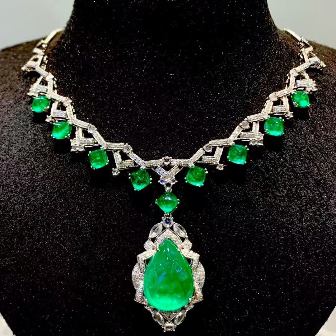 14k Gold 10.5 Ct Natural Emerald & Diamond Necklace: Ref:231085001 // gold content:14k gold // main gemstone:emerald // shape:pear // carat weight:10. 5ct // color:green // treatment:natural // // adjacent gemstone 2 : diamond // shape:round // clarity 