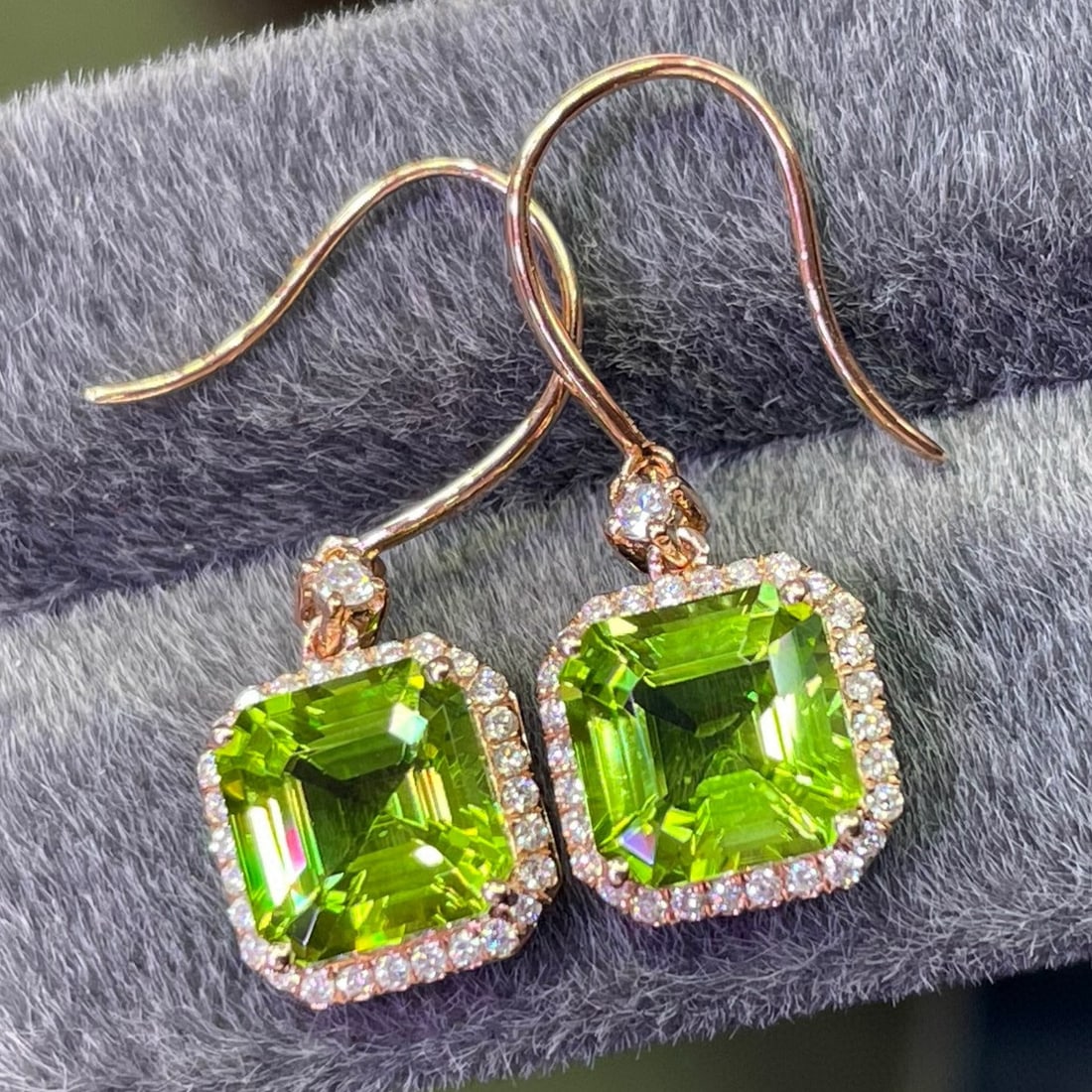 14k Gold 5.3 Ct Natural Peridot & Diamond Earrings: Ref:231085050 // gold content:14k gold // main gemstone:peridot // shape:asscher // carat weight:5. 3ct // color:green // treatment:natural // // adjacent gemstone 2 : diamond // shape:round //