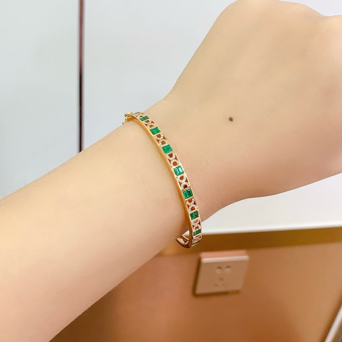 14k Gold 2 Ct Natural Emerald & Diamond Bangle - 5