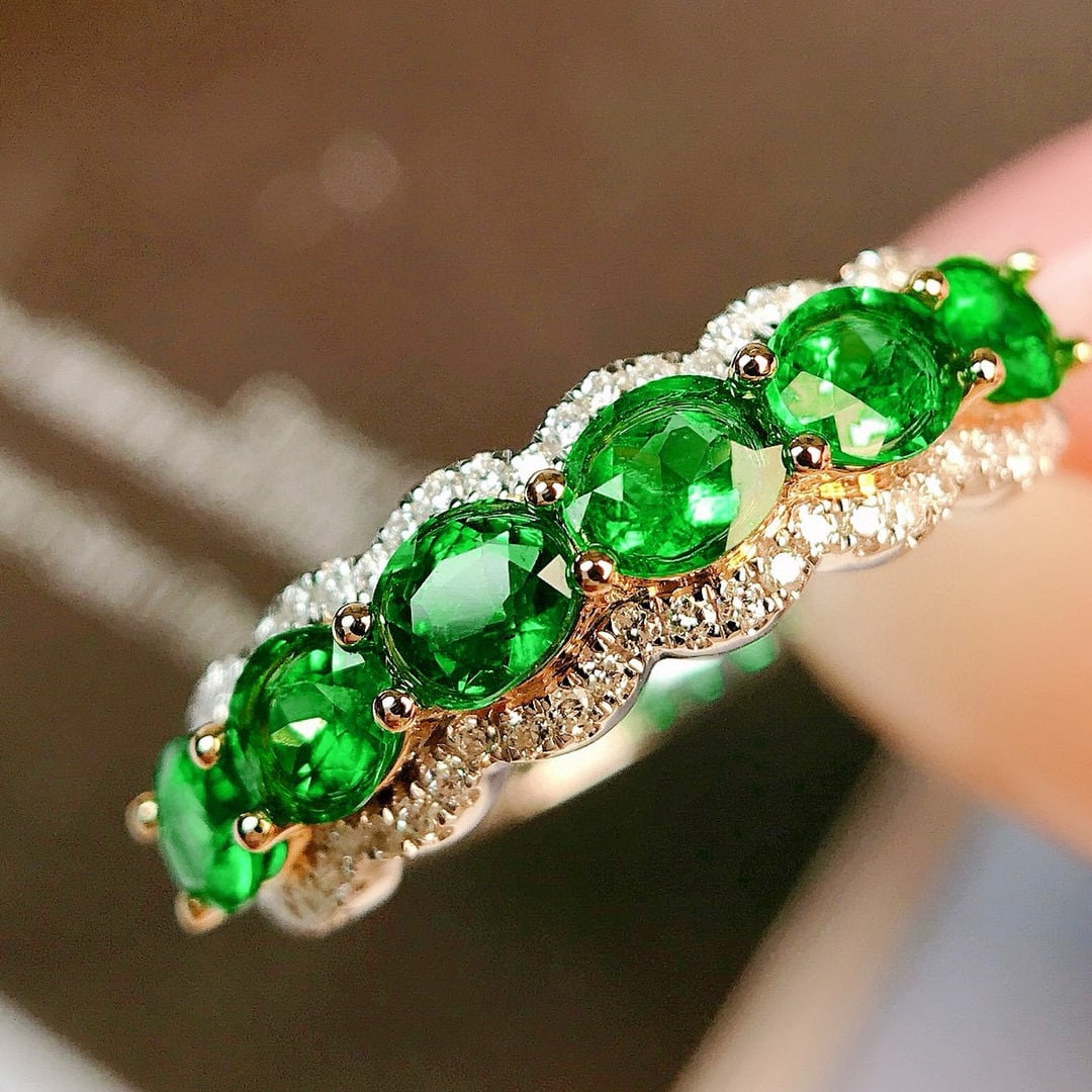 14k Gold 1.07 Ctw Vivid Green Natural Emerald & Diamond Ring: Ref:231085148 // gold content:14k gold // ring size:7. 25us // // main gemstone:emerald // shape:oval // carat weight:0. 95ct // color:vivid green // treatment:natural // // adjacent gemstone 2 :