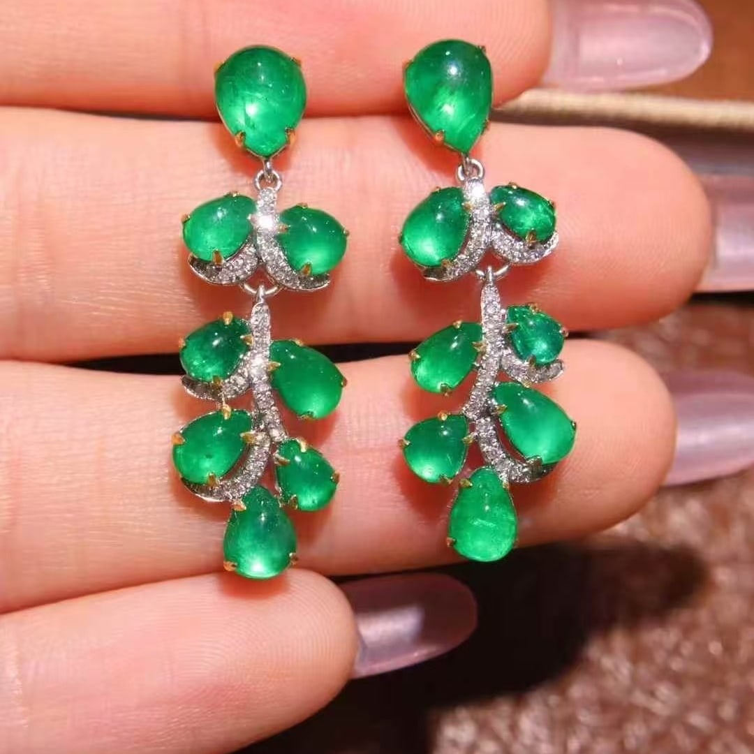 14k Gold 5.90 Ct Natural Emerald & Diamond Earrings: Ref:231085234 // gold content:14k gold // main gemstone:emerald // shape:pear // carat weight:5. 90ct // color:green // treatment:natural // // adjacent gemstone 2 : diamond // shape:round // clarity 