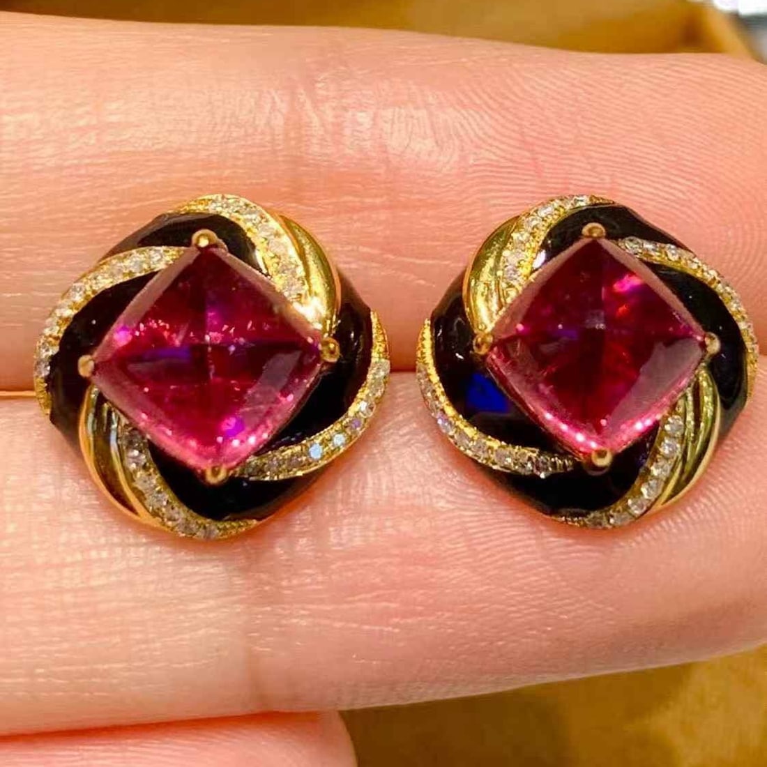 14k Gold 5.7 Ct Natural Tourmaline & Diamond Earrings: Ref:231085249 // gold content:14k gold // main gemstone:tourmaline // shape:sugar-loaf // carat weight:5. 7ct // color:red // treatment:natural // // adjacent gemstone 2 : diamond // shape:round //