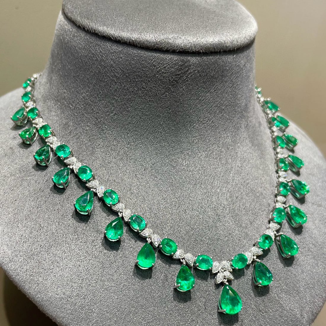 14k Gold 16 Ct Vivid Green Natural Emerald & Diamond Necklace - 3