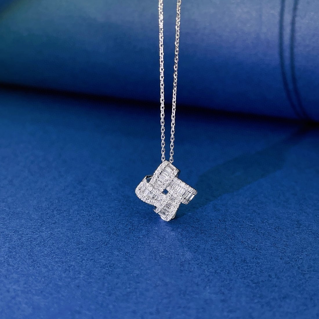 14k Gold 0.27 Ctw Natural H Diamond Necklace: Ref:231086010 // gold content:14k gold // main gemstone:diamond // shape:baguette // carat weight:0. 14ct // clarity grade:vs-si // color:h // treatment:natural // // adjacent gemstone 2 : diamond //
