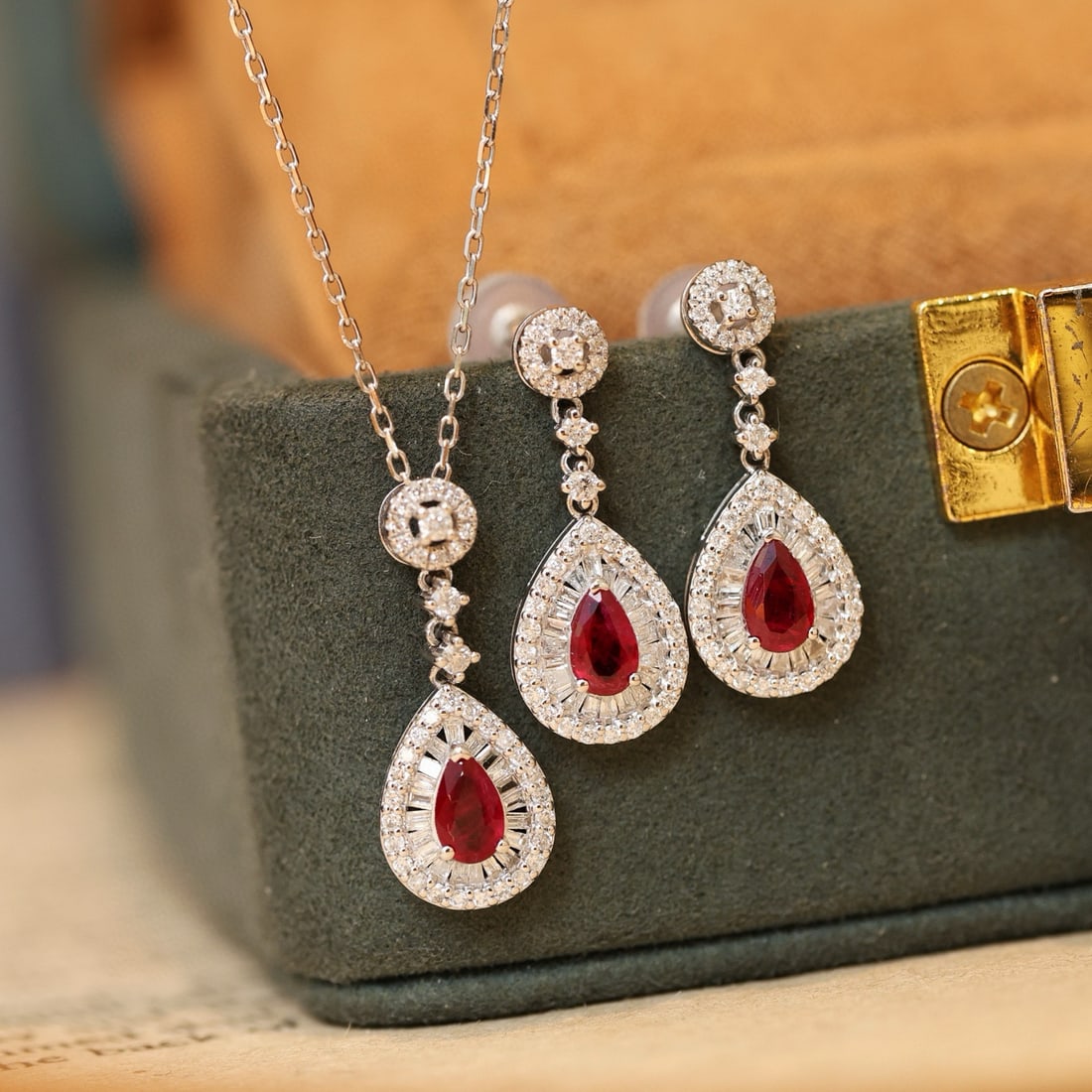 14k Gold 1.58 Ctw Vivid Red Natural Ruby & Diamond Jewelry Set: Ref:231086027 // gold content:14k gold // pendant(without chain) // main gemstone:ruby // shape:pear // carat weight:0. 25ct // color:vivid red // treatment:natural // // adjacent gemstone 2 :